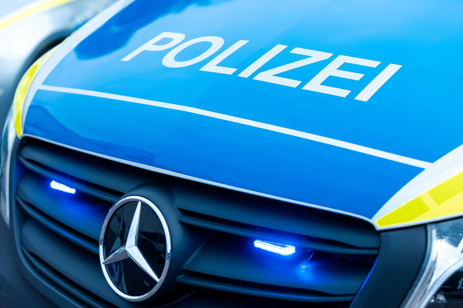 Bei einem Unfall auf der A81 geriet ein Auto in Brand. (Symbolbild)