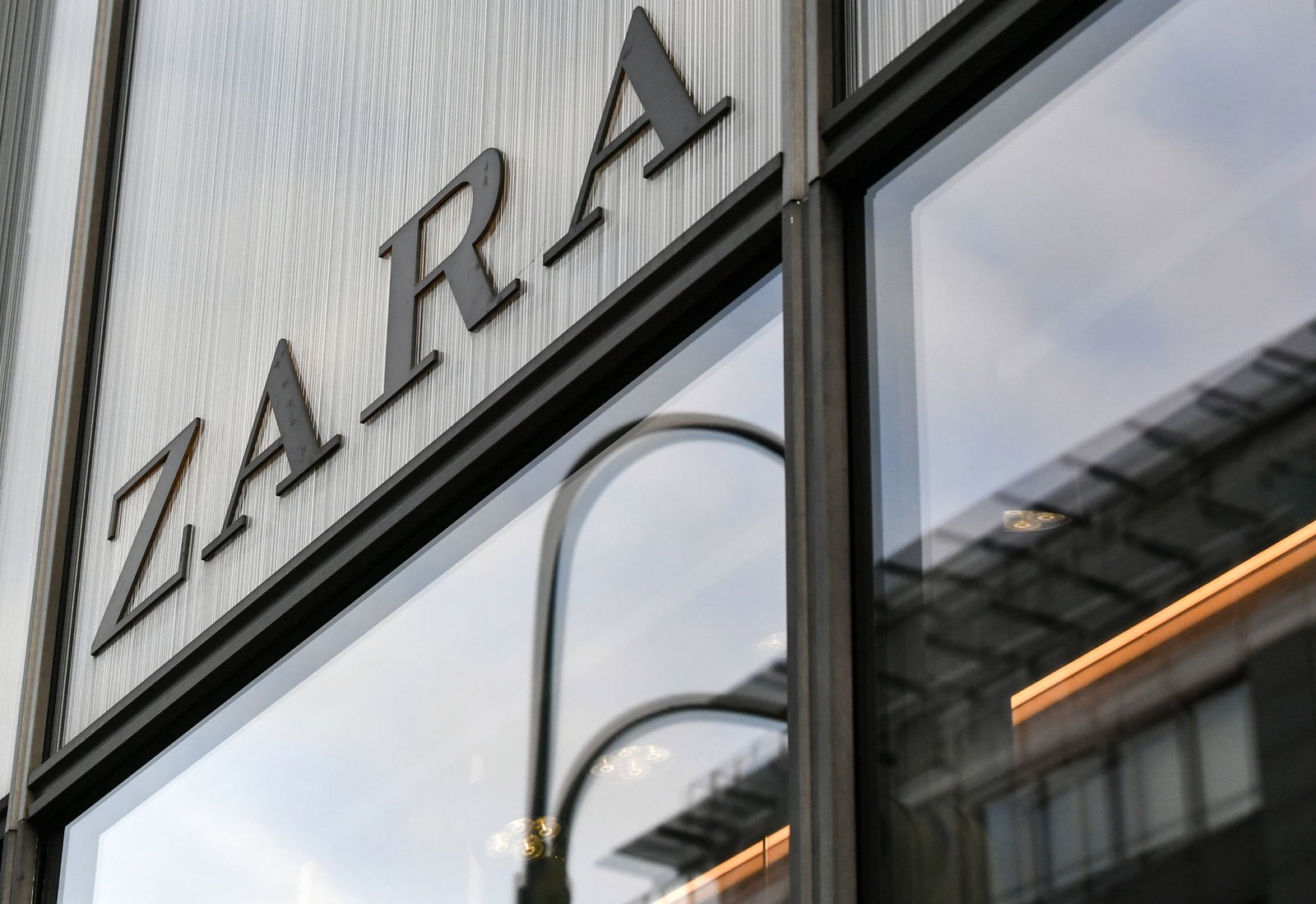 Die spanische Modekette Zara hat ein Halloween-Kinderkostüm aus dem Verkauf genommen, das Kritiker an KZ-Kluft erinnerte. 
