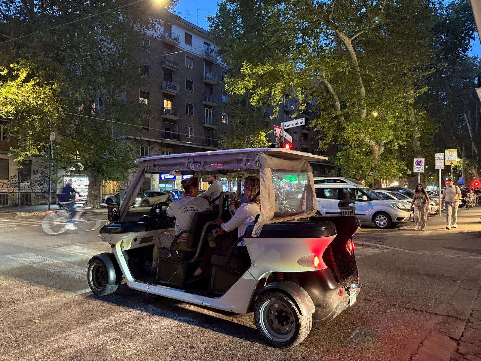 Immer mehr Golfcarts mit Touristen verstopfen Roms Straßen.