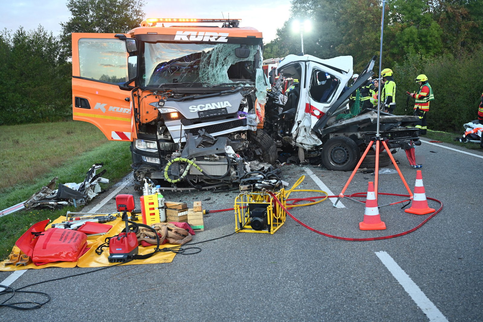 Bei einem Unfall im Zollernalbkreis sind mehrere Menschen schwer verletzt worden.