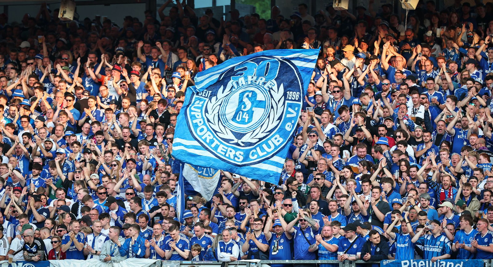 Schalke-Fans bei einem Fußballspiel - gut möglich, dass auch einige von ihnen schalke04 als Passwort auserkoren haben. 