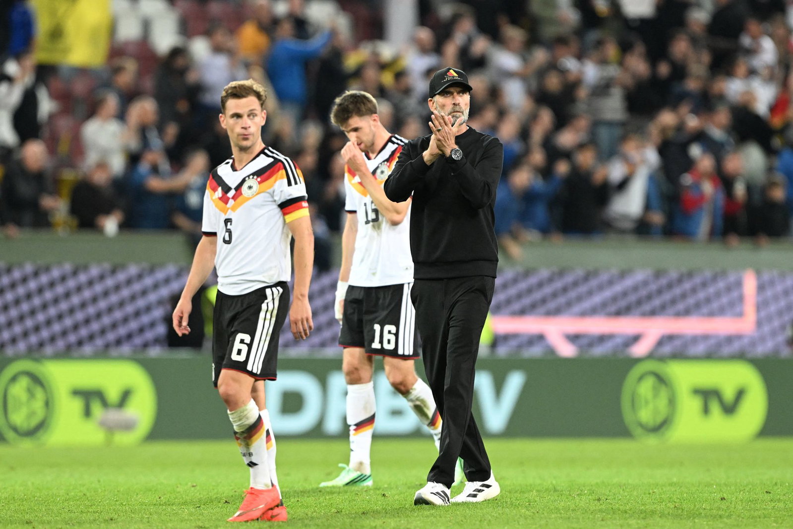 Knirscht es? Joshua Kimmich (l) und Jürgen Klopp nach dem verlorenen Spiel gegen Griechenland. (Archivbild)