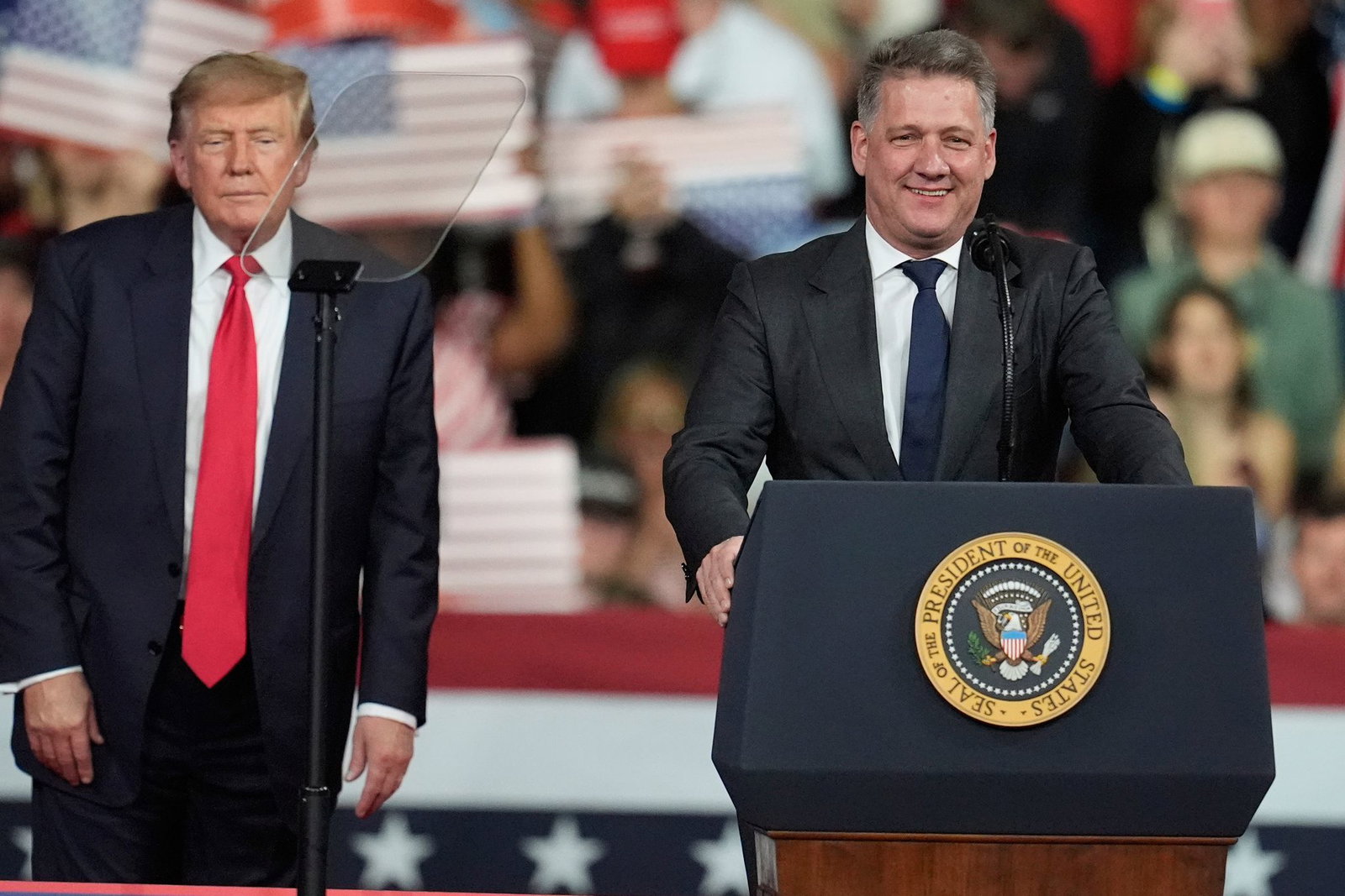 Audi-Chef Döllner rechtfertigt sich für Auftritt mit Trump | RADIO 7