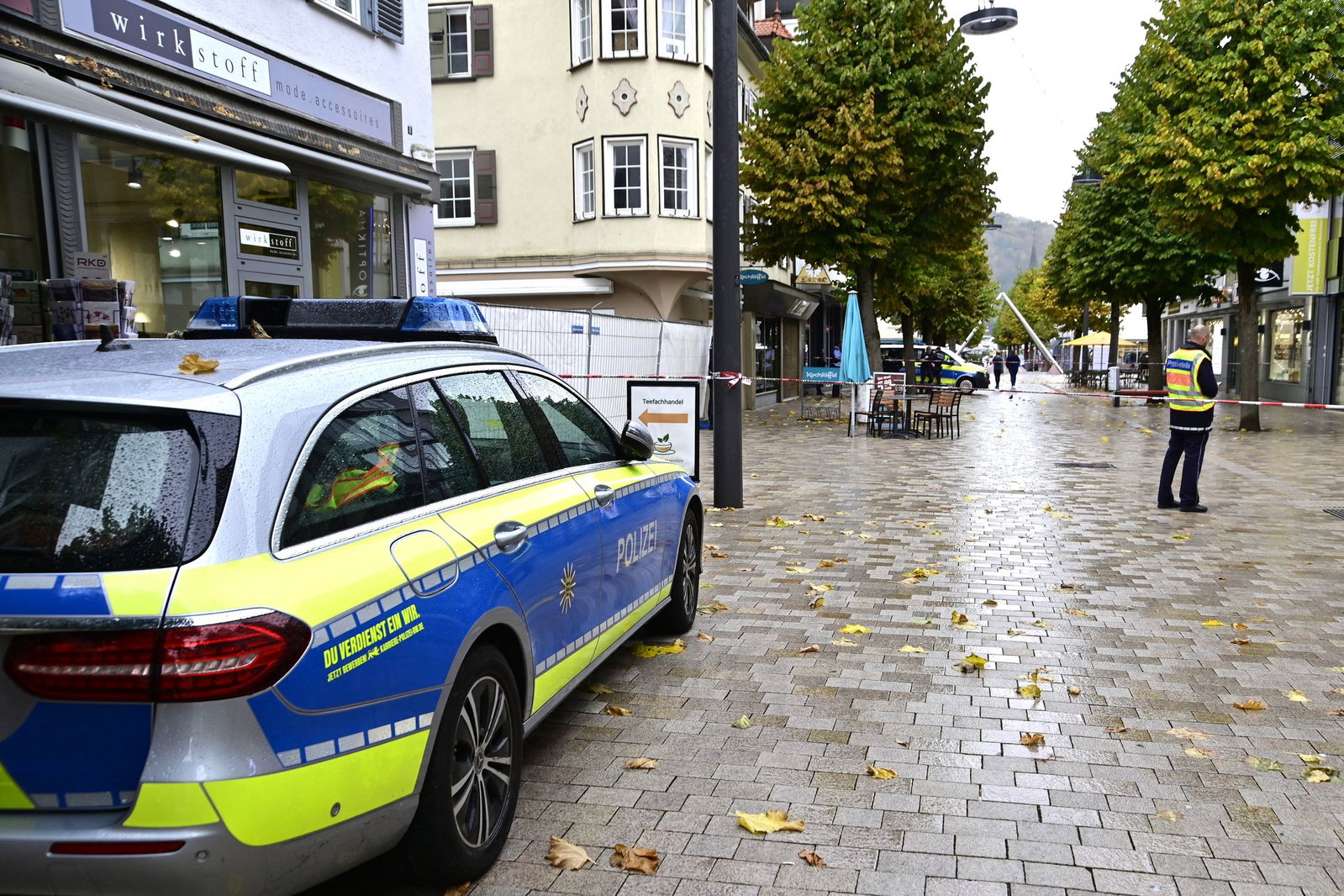 Die Polizei sperrte die Straßen rund um den Tatort weiträumig ab. (Archivbild)