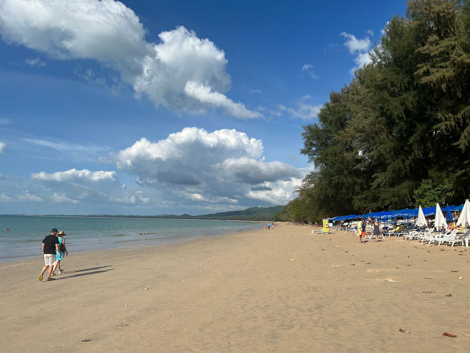 Sonne, Meer und Palmenstrände: Auch viele Touristen aus Deutschland zieht es dafür nach Khao Lak auf dem thailändischen Festland. Zwei Urlauber starben bei einem Unfall. (Archivbild)