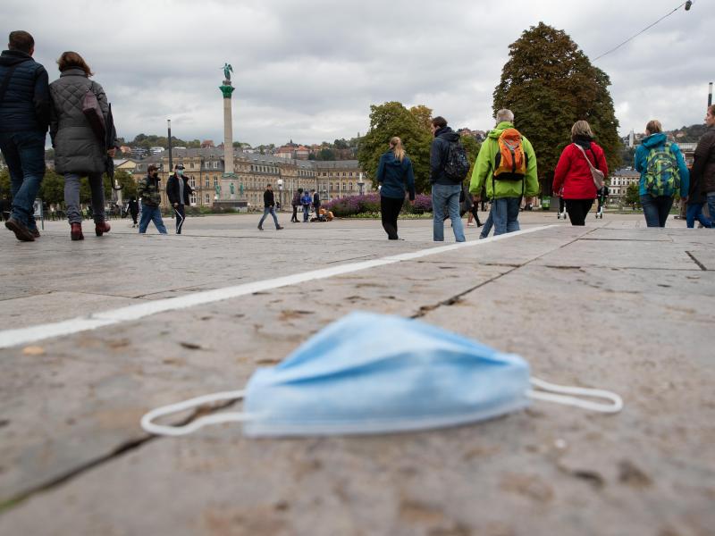 Die Corona-Neuinfektionen und die Todesfälle bleiben weiter auf dem Niveau der Vorwoche. Foto: Tom Weller/dpa