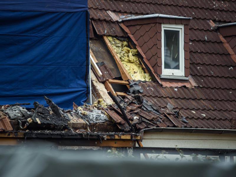Ein nach einer Explosion zerstörtes Reihenendhaus in Schlewsig-Holstein. In dem Haus hat die Polizei eine Leiche gefunden. Foto: Gregor Fischer/dpa