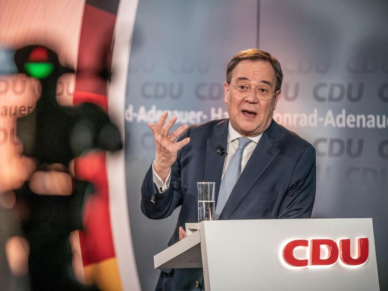 Armin Laschet spricht in einer virtuellen Fragerunde mit Parteimitgliedern. Foto: Michael Kappeler/dpa