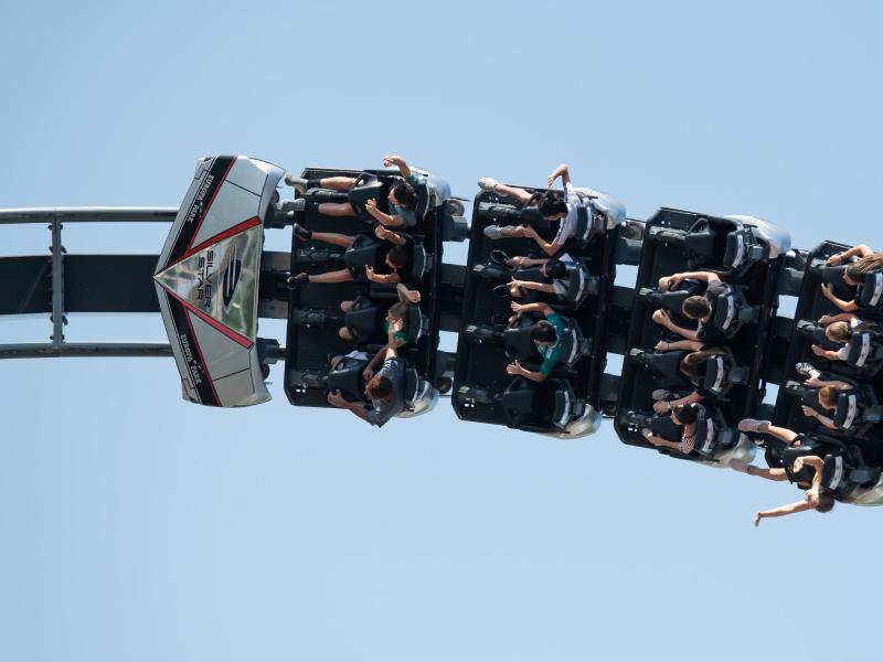 Besucher fahren im Europapark mit der Achterbahn «Silver Star». Foto: Silas Stein/dpa