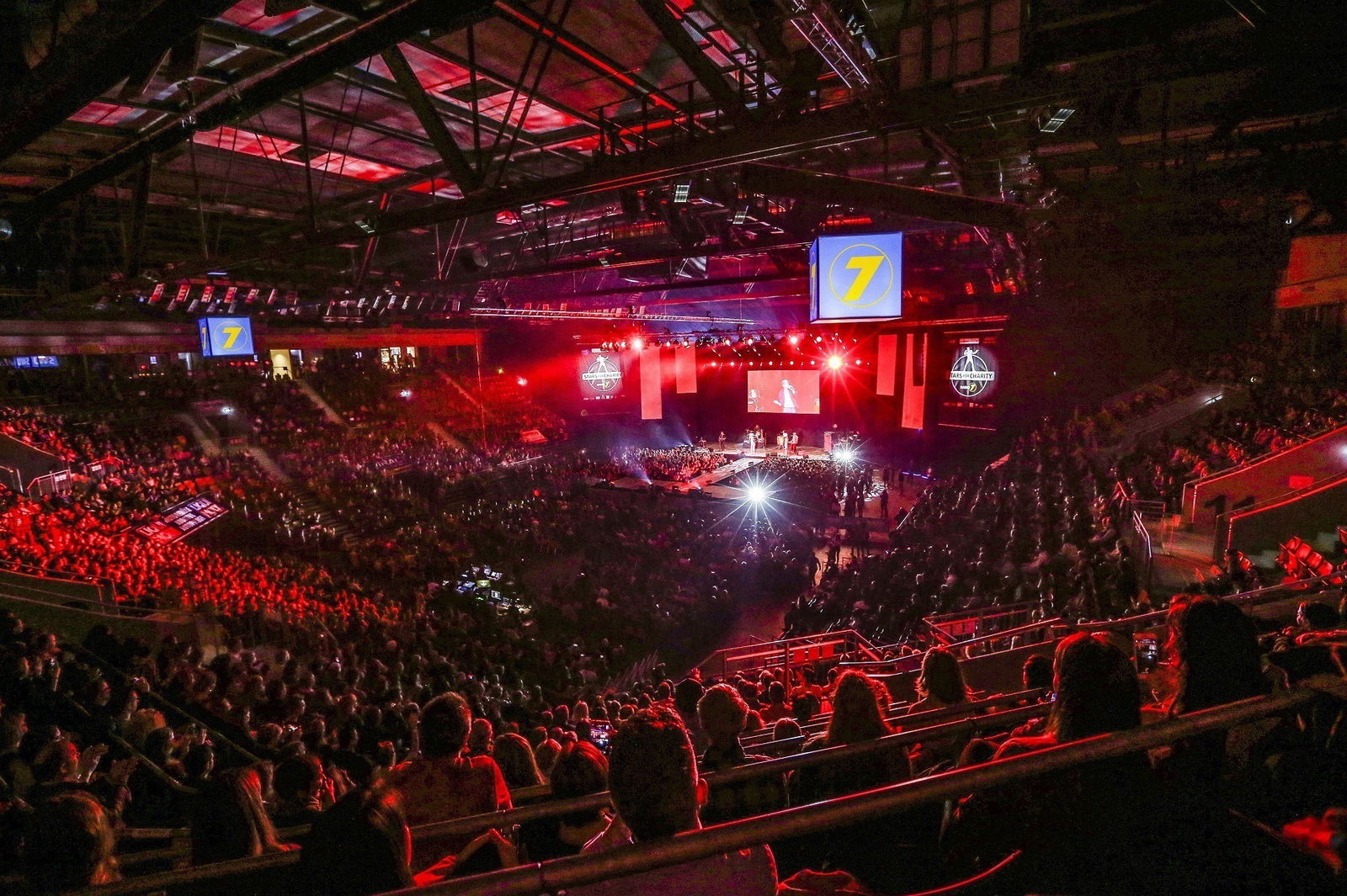 Hat begeistert: die Premiere vo Radio 7 Stars for Charity