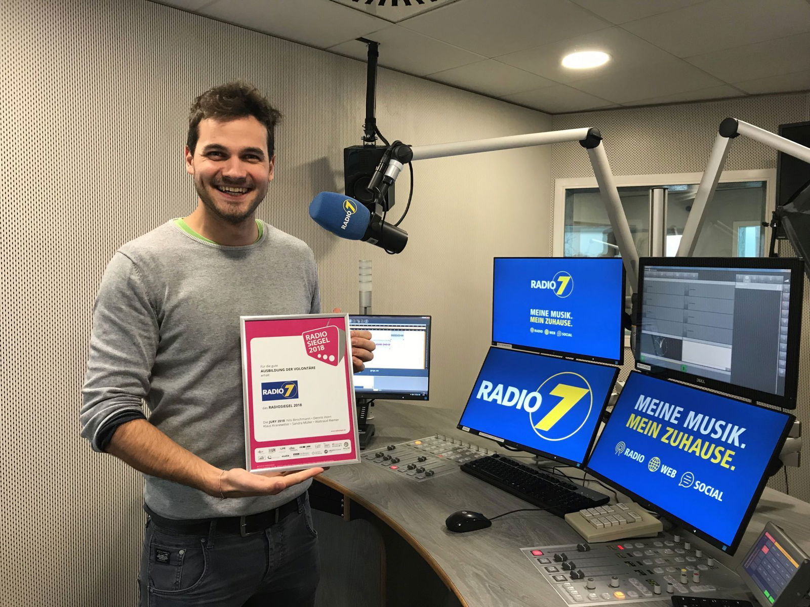 Freut sich über eine fundierte Ausbildung: Radio 7 Volontär Timo Sterzik.