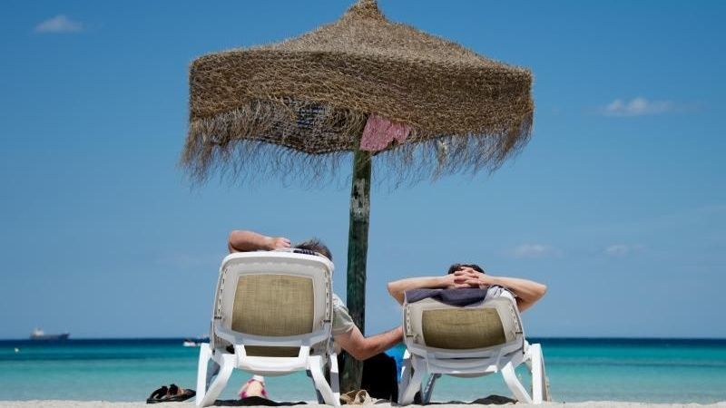 Deutsche Urlauber liegen an einem Strand 